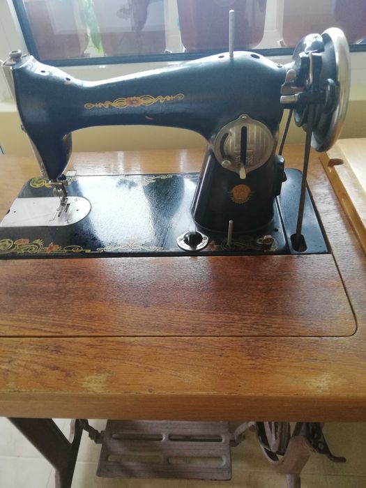 Крачна руска шевна машина с две чекмеджета