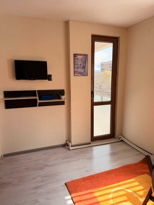 Дава се под наем Двустаен апартамент в Перник, Център - 65 кв.м за 398.82 € - Снимка #2