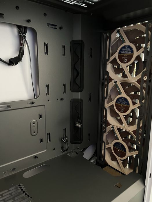 Кутия Fractal Design North + 5x Noctua A12