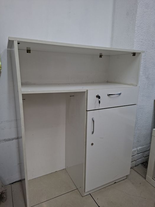 Ресепшон.  шкаф срочно