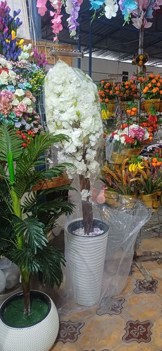 Suniy gullar va patistafkalar sotiladi