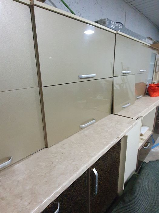 Кухонный гарнитур со столешницей