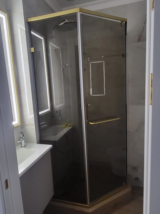 Душевой кабины, перегородки, зеркала