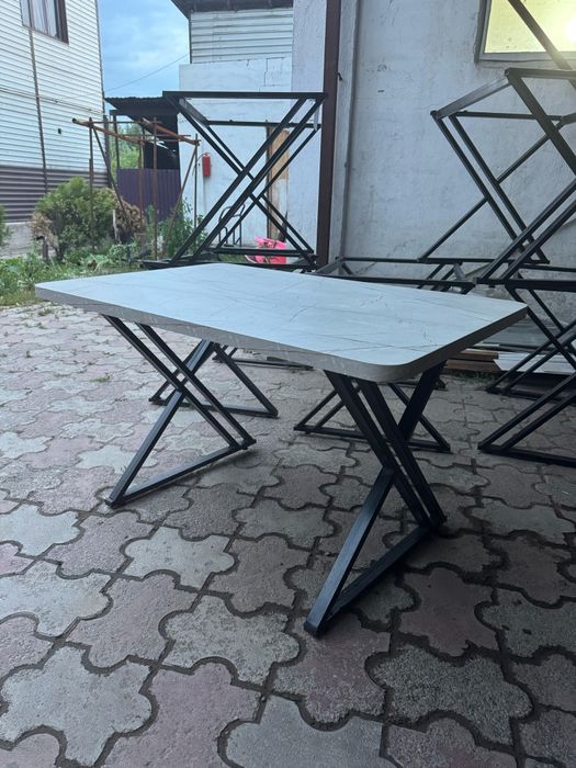 Стол С металлической ножкой