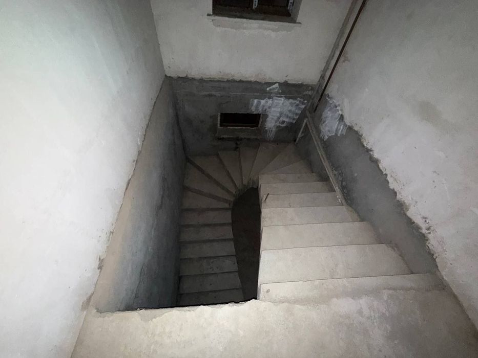 Марказда 6хонали квартира срочно сотилади.