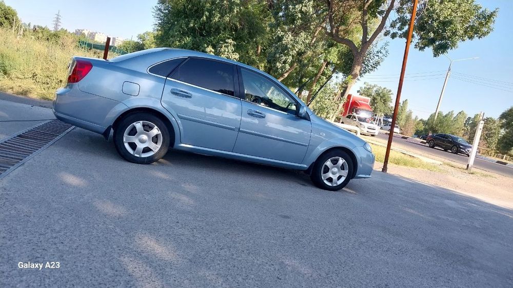 Mashina Juda yaxwi xolatda Logan odam baraka topib minadi