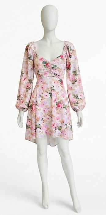 Бяла рокля с розови цветя