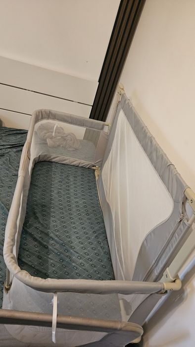 Cosleeper bebelusi atasabil in interiorul patului