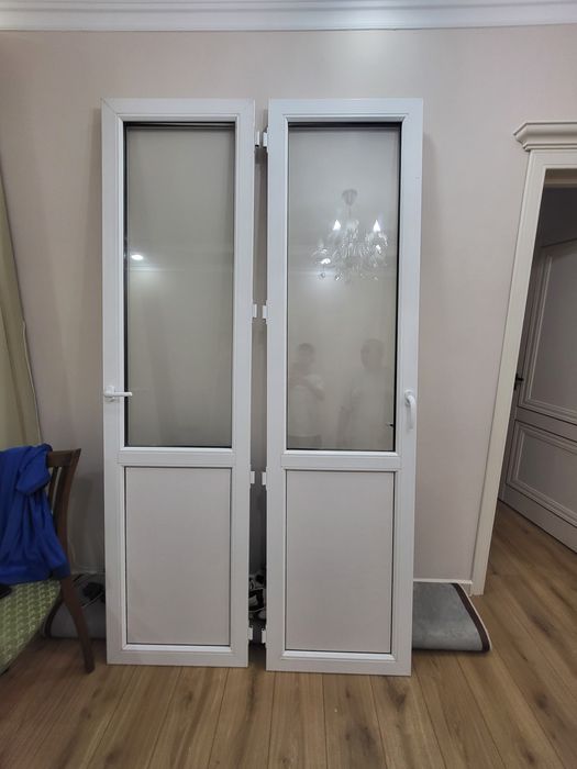 Продаю пластиковфе двери с коробкой на лоджии б/у