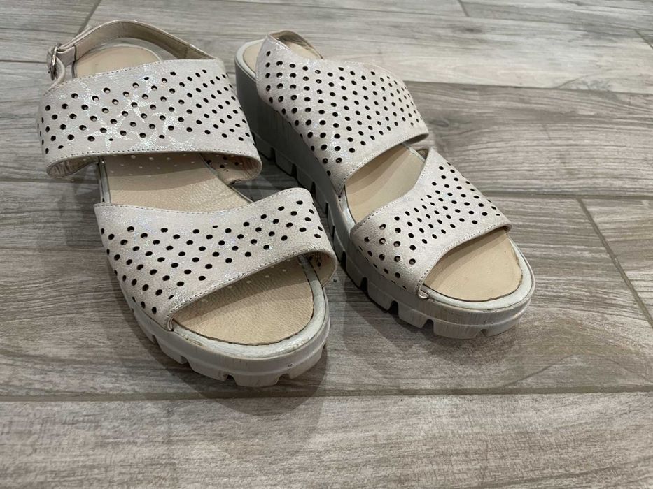 Бежови дамски сандали 40н.