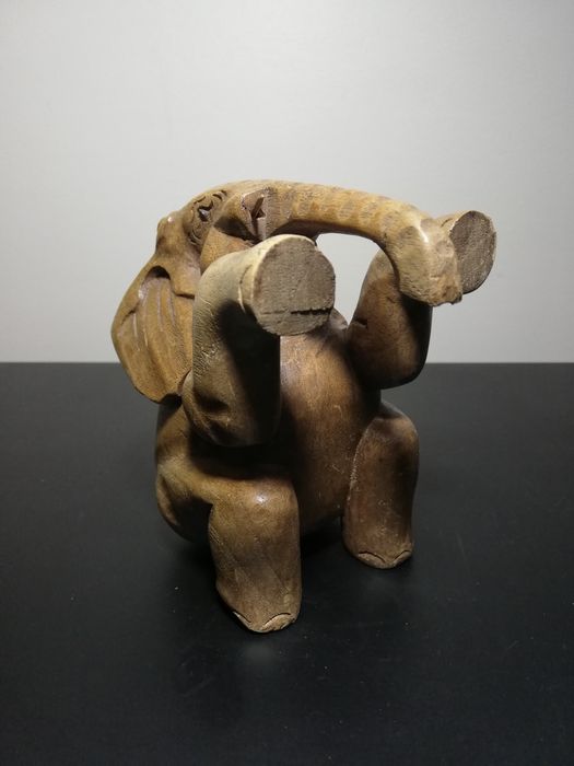 Статуетка на слон от дърво. Подарък. Декорация.