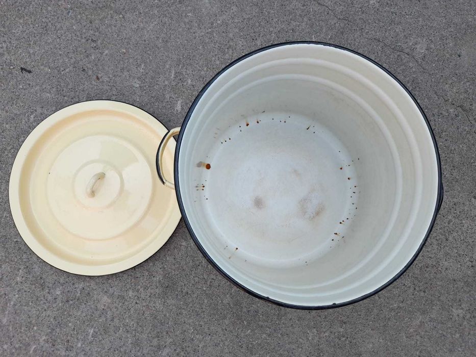 Продам кастрюлю эмалированную 20 л. СССР в хорошем состоянии