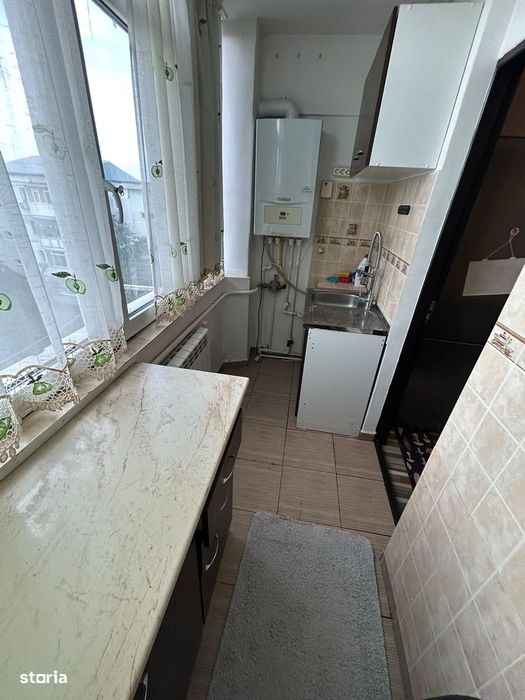 De inchiriat apartament 2 camere, decomandat, cu balcon, 1300lei/luna