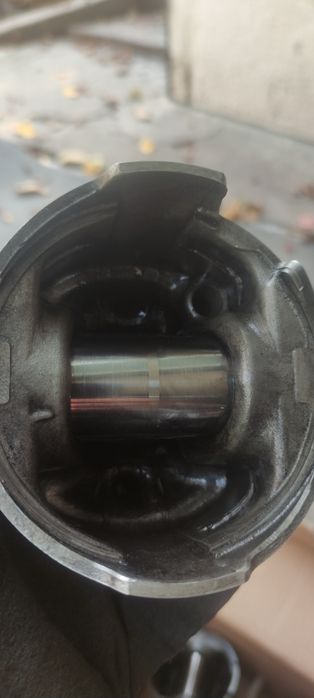 Продам б/у поршня орегинал на 4м40