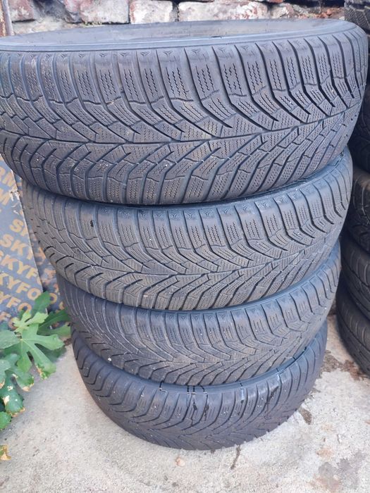 4 бр. 215/65/17 Зимни гуми Kumho