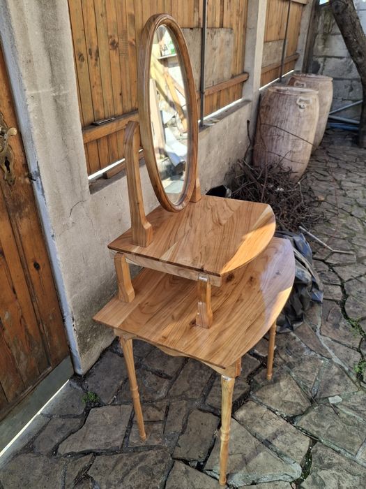 Продавам  масичка с огледало