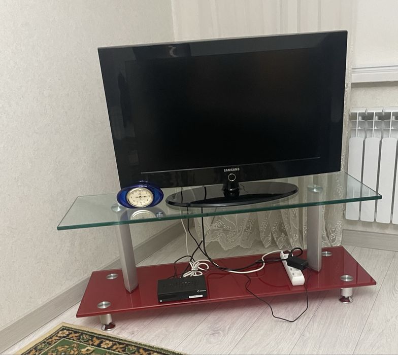 Стеклянный столик. Тумба под телевизор