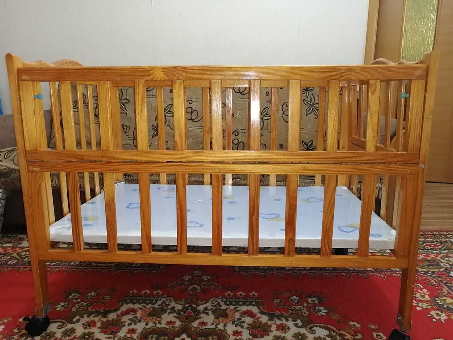 Кроватка детская деревянная