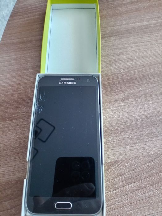 Galaxy E5 смартфон