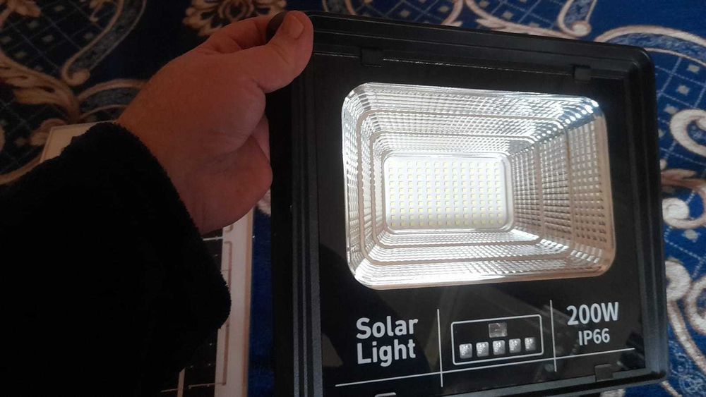 lampa solara proiector 200w cu panou cablu 3 metri , telecomanda