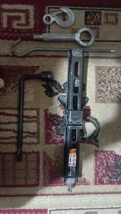 Домкрат в хорошем состоянии (спарк)