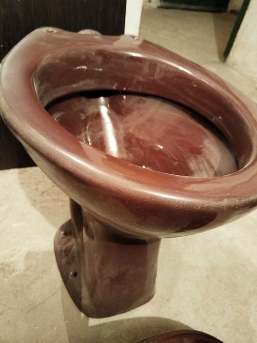 Нови фаянсова мивка,  тоалетна чиния и капак за тоалетна