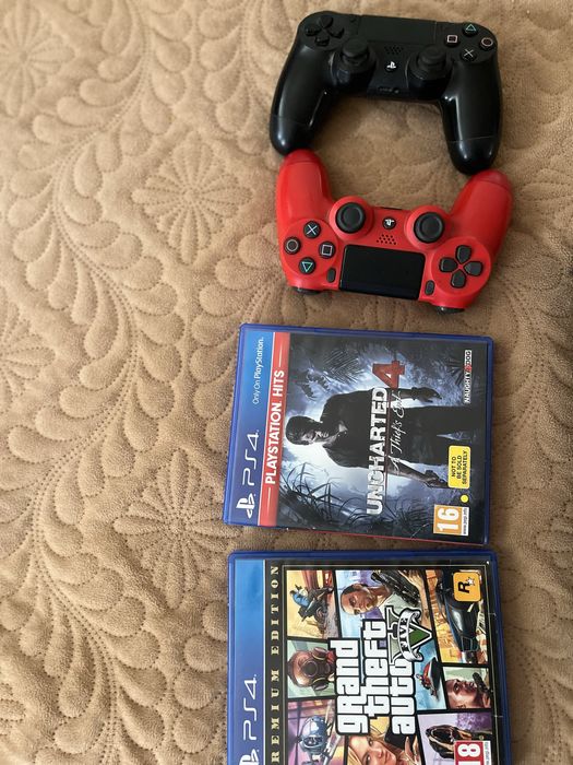 Vand ps 4 cu 2 manete si 2 jocuri