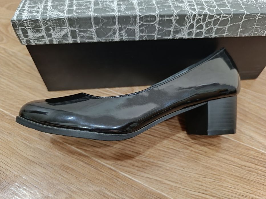 Лаковая обувь на девочку