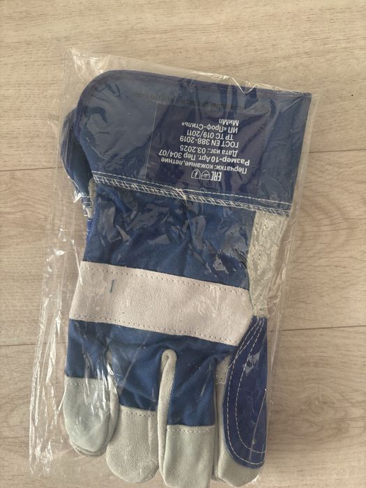 Продам перчатки и подшлемник