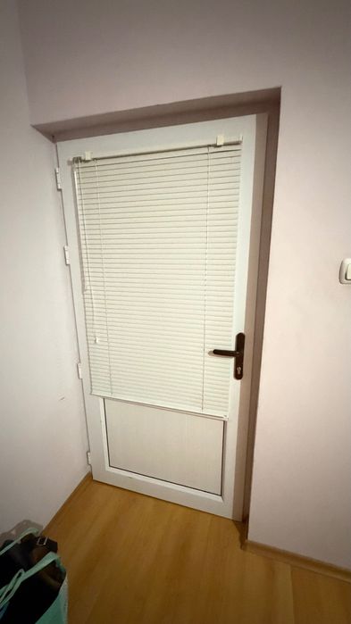 Pvc дограма врата с каса, ключ, щора, матирано стъкло