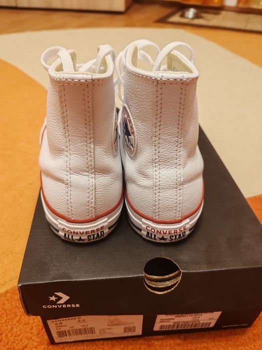 Teniși Converse, noi