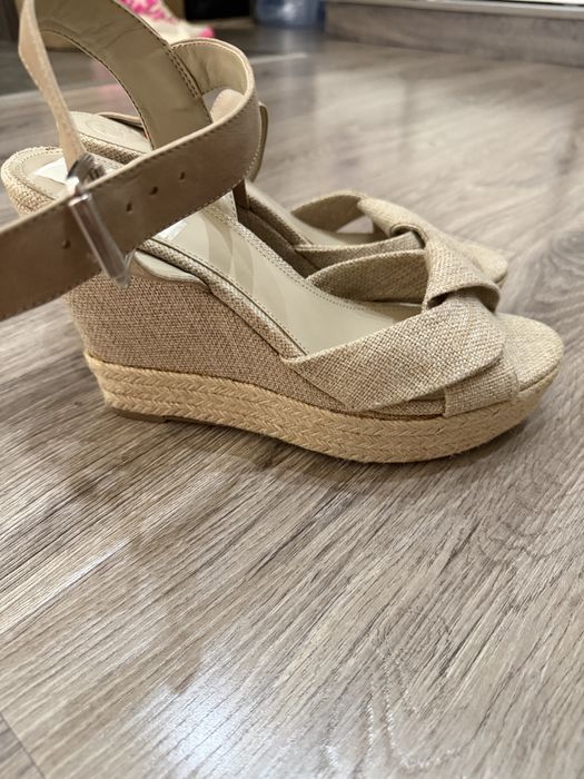Оригинальные босоножки GUESS