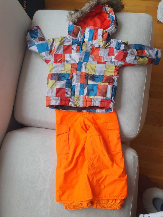 Пълен детски ски комплект Quiksilver яке,гащеризони2бр, полари 3бр, 3г