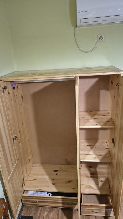 Трикрилен гардероб от чам.