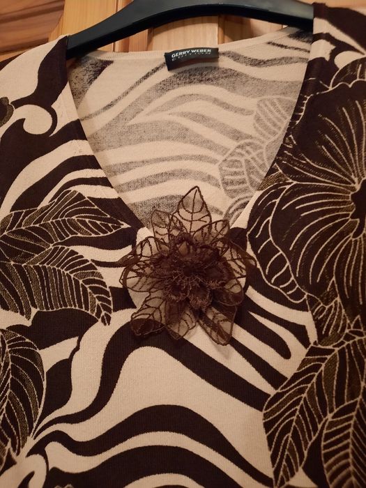 Frumos pulover Gerry Weber cu brosa asortata mărimea 40