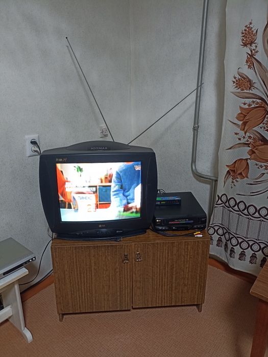 Продам: мебель, телевизор, кровать, шкаф б/у