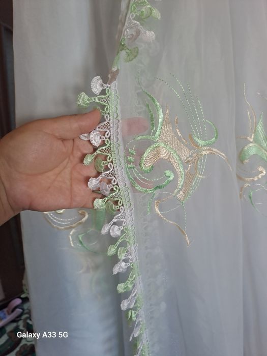 Занавески белые с зелеными цветочками