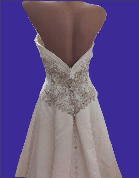 Vand sau inchiriez rochita de mireasa