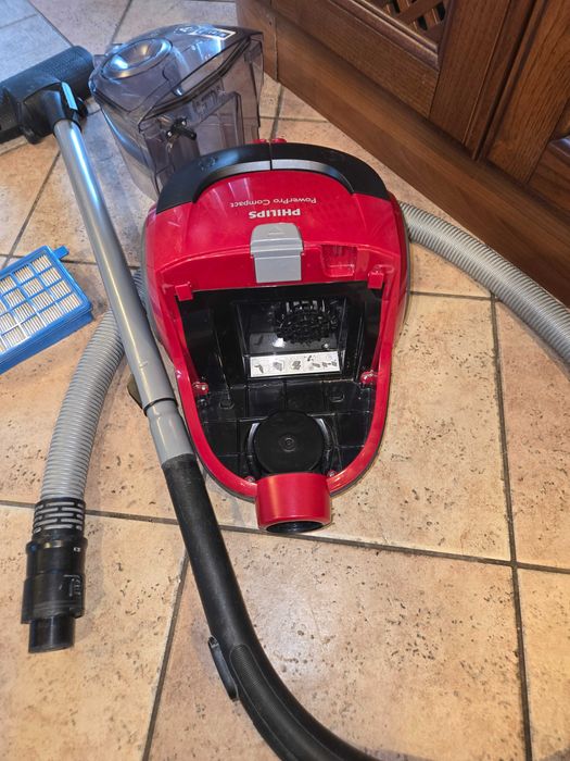 Прахосмукачка Phillips PowerPro compact