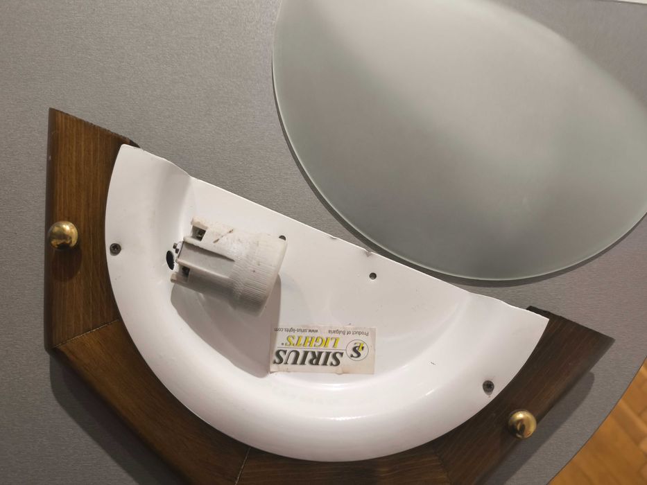 Нова стенна лампа