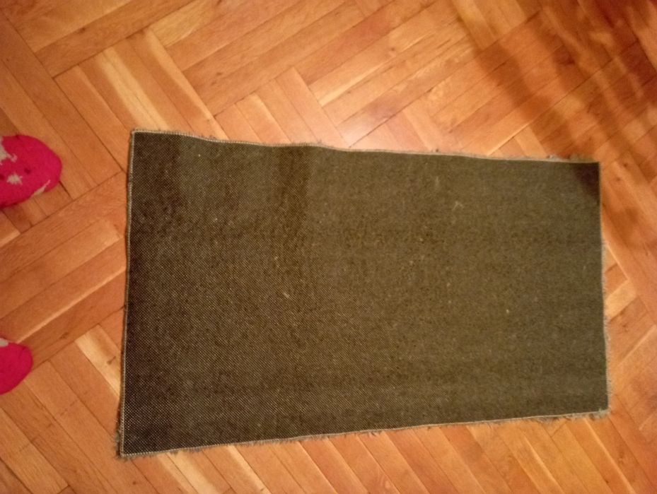 Рошаво килимче за пред легло