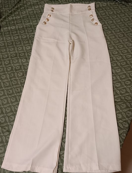 Бял панталон със златни копчета