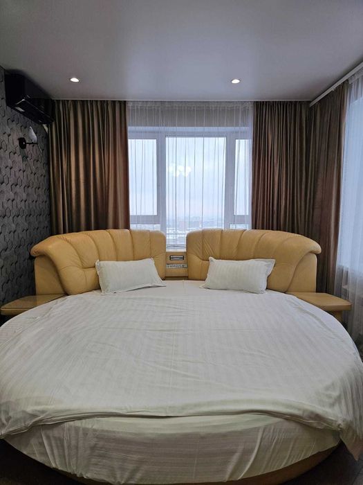 Круглая кровать диван с колонками