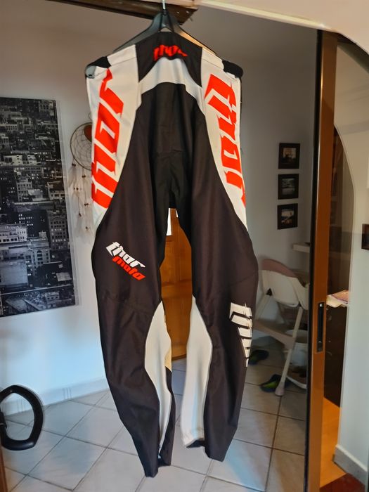 Costum motocross enduro,cu pantaloni și bluză THOR,mărimea XL,stare perfectă