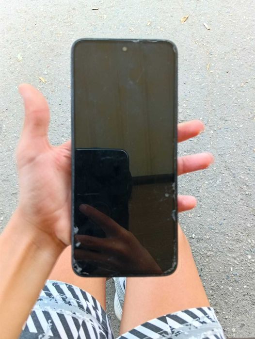 Redmi 12,256 гб/8гб оперативки