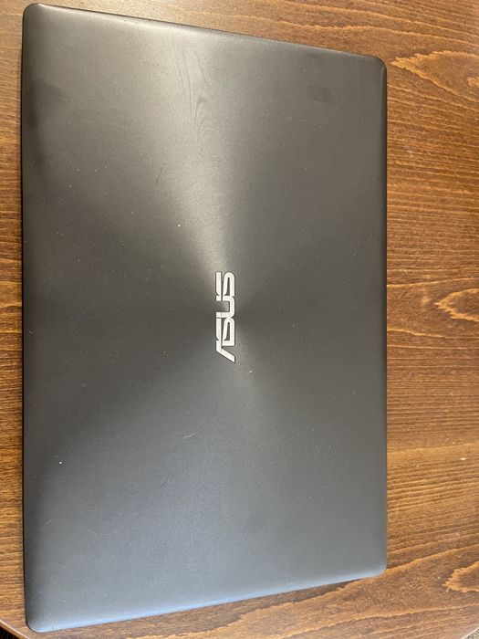 Лаптоп ASUS подобрен работи отлично