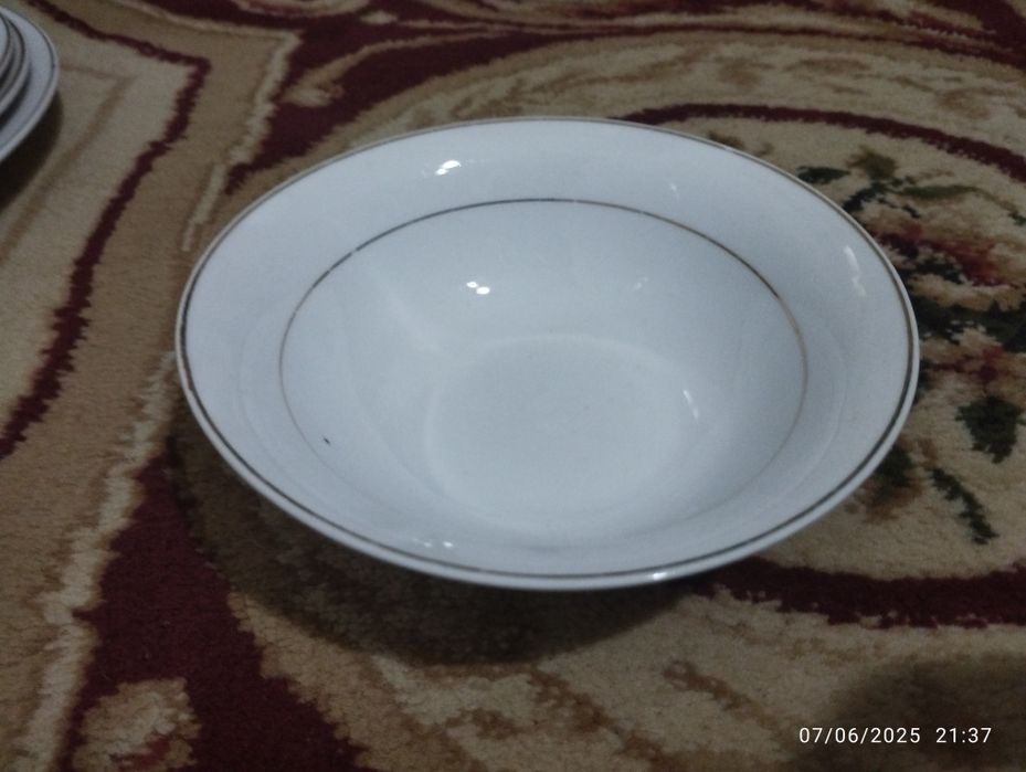 Чойнак, пиёла, коса. Оқ идишлар тўплами