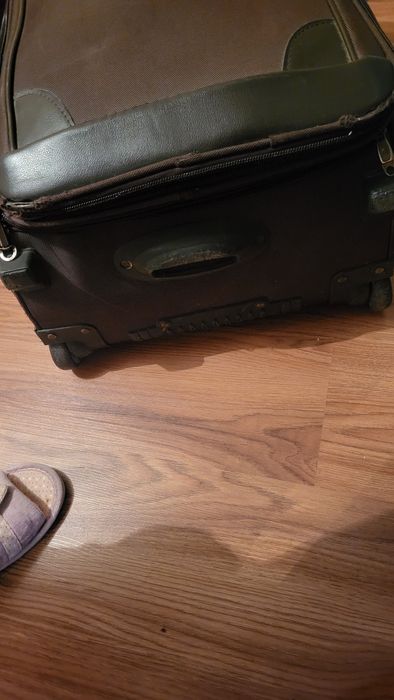 Продам чемодан двухколесный