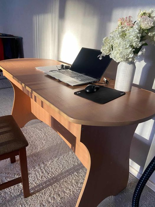 Продается прочный стол