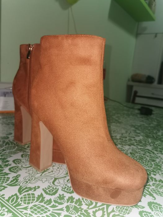 Vand botine in stare noua